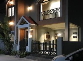 Entire Craftsman house with 2 Bedrooms kitchen and more, hotel v destinaci Rájpur