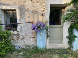 Suite privée avec accès jardin en coeur de village, hotel cerca de Guerville Golf, Guerville