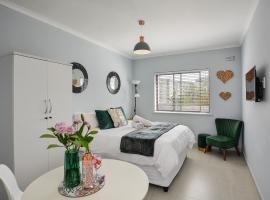 Sea Breeze Apartments, hotel bajet di Bloubergstrand