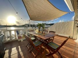 Sunny Villa in the Marina - Excellent Water Views, location près de la plage à Jolly Harbour