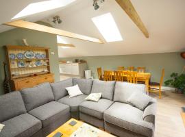 Luxury three bedroom property with hot tub, hotell med bubbelbad i West Wellow