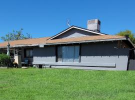 Orangewood & 51Ave Homestay - Not a Hotel, budget hotel sa Glendale