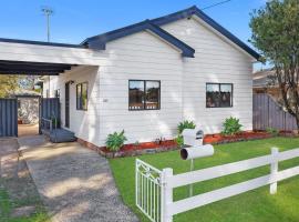 Large Cottage Near Ettalong Centre, hotel cerca de Puerto deportivo de Booker Bay, Ettalong Beach