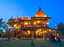 Bueng Bua Thong Resort, hotel com estacionamento em Ban Huai Yai
