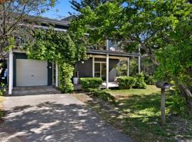 The Blue Beach House, holiday home in Hawks Nest