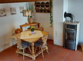 Ruhig gelegene Ferienwohnung mit gemütlichem Kamin, hotel in Rotthalmünster