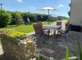 Ruhig gelegene Ferienwohnung im Grünen mit Terrasse und kleinem Garten