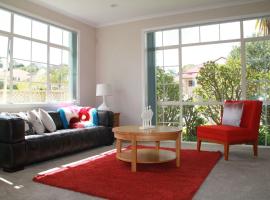 Cheerful 4 bedrooms home with stunning sunshine，奧克蘭的小屋