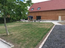 Charmant gîte à la ferme situé à 20 min de la mer, hotel econômico em Hermelinghen