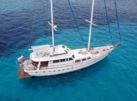 SPACIOUS YACHT HOTEL BARCELONA CITY CENTER 5 CABINs, Hotel in Barcelona