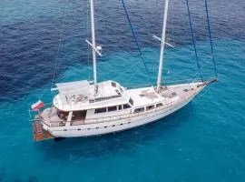 SPACIOUS YACHT HOTEL BARCELONA CITY CENTER 5 CABINs