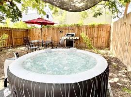 House of Fun Rare find 3BR 3BA Home W Private Hot tub, 3k Arcade Games & private garage- 5mins to the Airport, vacation rental in San Antonio