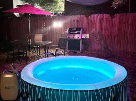 Belair Lux 3BR 3BA Home W Private Hot tub, 3k Arcade Games & private garage- 5mins to the Airport, hotel near Phil Hardberger Park, San Antonio