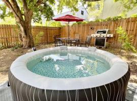 Belair Lux 3BR 3BA Home W Private Hot tub, 3k Arcade Games & private garage- 5mins to the Airport, hotelli kohteessa San Antonio