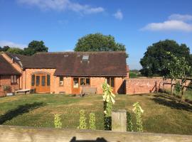 Coach House at Oaks Barn Farm Alcester with optional hire Salt water hot tub, holiday rental in Holberrow Green