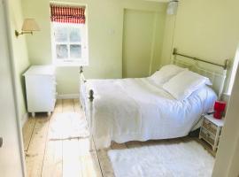Beautiful Somerset Cottage with garden views., hotel with parking in Bruton