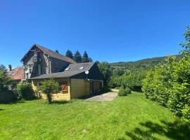 Maison lumineuse et spacieuse avec terrain, hotel in La Bourboule
