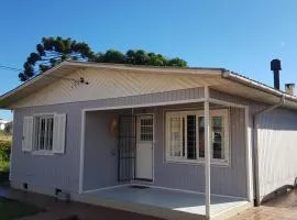 Casa Aurora, Completa, no Centro, Cercada, 130m quadrados, 11 Pessoas, Wi-Fi, 3 Quartos, Cozinha e Sala Integrados, 2 Banheiros, Varanda, Garagem Coberta 1 carro, Estacionamento Interno 3 Carros, Churrasqueira, Lareira de Alta Performance, Fogão de Ferro