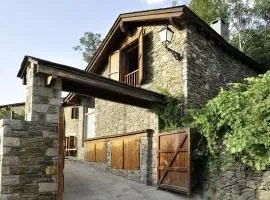 La Caseta de Queixans con chimenea