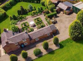 Luxury Barn with Hot Tub, Spa Treatments, Private Dining، فندق بالقرب من Oulton Park Circuit، Little Budworth