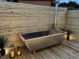 Hill Garth Cottage - Luxury hotel style 2 bed with hot tub, hotel Woolerben