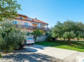 Apartments by the sea Bibinje, Zadar - 5786, ξενοδοχείο σε Bibinje