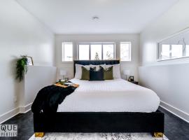 Stunning Modern Suite - King Bed - Free Parking & Netflix - Fast Wi-Fi - Long Stays Welcome, hotel cerca de Fort Edmonton Park, Edmonton