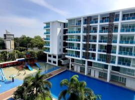 Light, airy, pool views 2 bed 2 bath, free wifi, elect