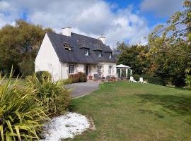 Breton cottage in a quiet location with fireplace, Plouenan, hotel na may parking sa Plouénan