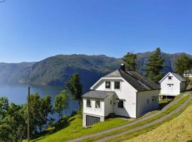 10 person holiday home in Stordal, hôtel acceptant les animaux domestiques à Stordal
