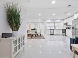 Beautiful & Peaceful 4 Bedroom Home With a Pool, holiday home in Sunrise