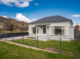 Lake Dunstan Cottage - Cromwell Holiday Home, holiday home in Cromwell