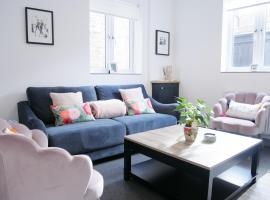 2 bed luxury duplex apartment in heart of Holt, luksushotel i Holt