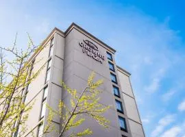 Crowne Plaza Newark Airport by IHG、にあるニューアーク・リバティー国際空港 - EWRの周辺ホテル