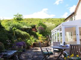 Cynynion Uchaf - Countryside Farmhouse with Views, penginapan di ladang di Oswestry