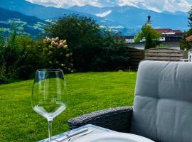 Apartment „AlpView“,Tirol mit Sauna und Pool, cheap hotel in Vomp