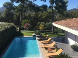 Chambre luxe dans villa de standing avec piscine, accès discret et indépendant, terrasse arborée et parking privé, hotel dicht bij: Universiteit van Toulon, La Valette-du-Var