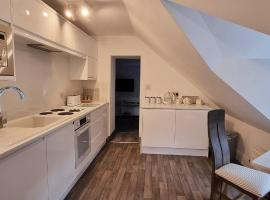Modern and spacious 2 bedroom apartment with free parking, appartamento a Llansantffraid Glyn Ceiriog