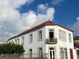 Casa dos Caminhos de Santiago، مكان مبيت وإفطار في Mosteiró