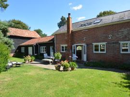 Stable Cottage at the Grove, Great Glemham, pet-friendly hotel in Framlingham