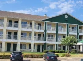 HomeTowne Studios by Red Roof Dallas - Irving