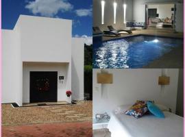 Girardot Casa estilo mediterraneo con piscina privada, בית נופש בחירארדוט