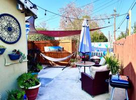 Hidden Gem LA: 2bd guesthouse w/ dreamy backyard, hotel with parking in Encino