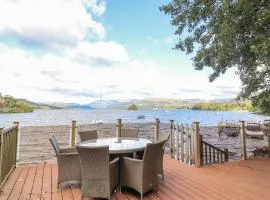 Lakeside Lodge