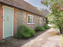 Byre Cottage 2, hotel dengan kolam renang di Pulborough