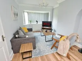 Cosy 3 bed with Parking- Family and Contractors