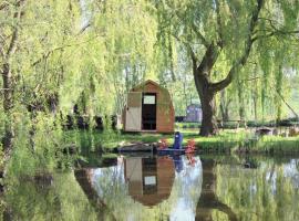 Rum Bridge 'Willows' Glamping Pod, hotel v destinácii Clare