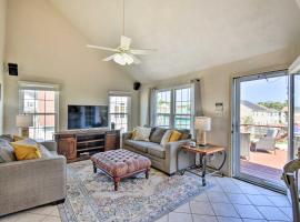 Sunny Norfolk Apartment with Deck and Fire Pit!, hotel en North Camellia Acres