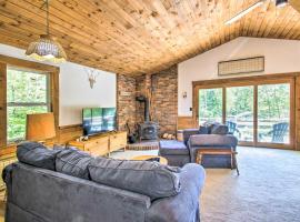 Cozy North Conway Home Walk to Slopes and Dtwn: North Conway şehrinde bir otel