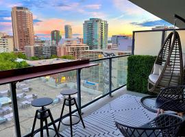 LUXURY DT, 2 Bedroom DEAL, Private Balcony, Full Kitchen, Gym - FREE PARKING, hotel cerca de Eau Claire Market, Calgary